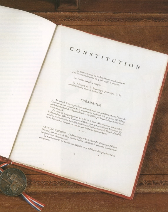 La Chaire En matiere de dissolution la Constitution impose