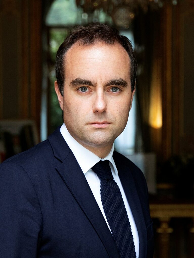 Portrait officiel de Sébastien Lecornu Ministre des Armées (cropped)